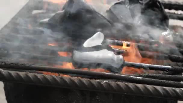 Meleleh bitumen dengan cara api untuk perbaikan atap parsial dan mengisi retakan di atap — Stok Video