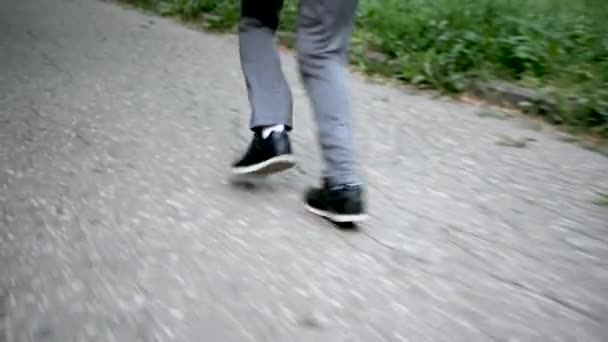 Primo piano di piedi femminili in scarpe da ginnastica in esecuzione nel parco. vista dal retro — Video Stock