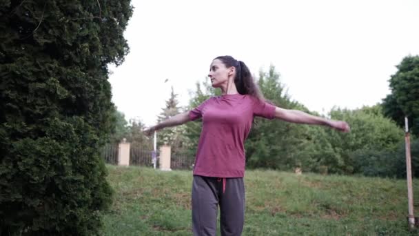 Jeune femme sportive faisant du sport tôt le matin en plein air dans le parc — Video