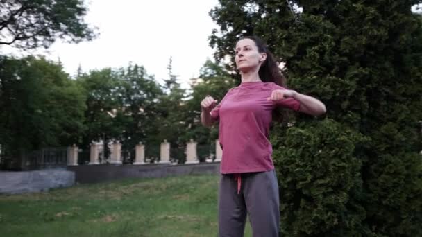 Młody piękny sport kobieta robi ćwiczenia dla rano trening na świeżym powietrzu — Wideo stockowe