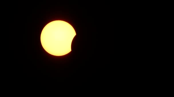 Vídeo del eclipse solar anular, visto en Stavropol el 21 de junio de 2020 con fondo oscuro — Vídeo de stock