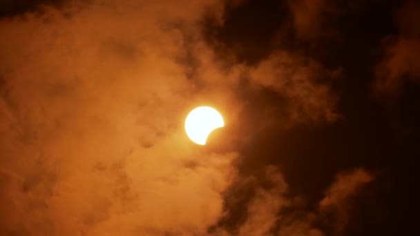 Eclissi solare parziale vista sotto cieli nuvolosi. Stavropol il 21 giugno 2020 — Video Stock