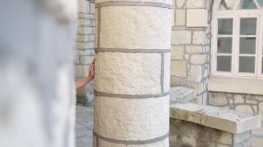Şehrin antik mimari caddelerinde poz veren genç, güzel bir Hintli kadın. Kırmızı Sari giyinmiş, geleneksel süslemeler ve Mehendi desenleriyle süslenmiş.