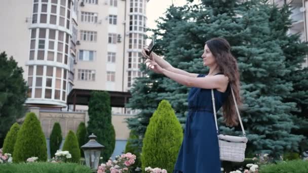 Jeune belle femme brune bouclée faisant selfie au téléphone en plein air dans la rue — Video