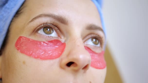 Collagene idrogel cerotti cosmetici sotto gli occhi da vicino — Video Stock