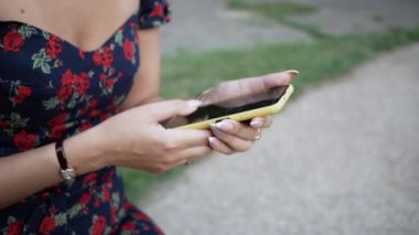 Kapalı telefon ellerinde genç bayan, kız telefon kullanıyor.