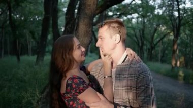 Sevimli, genç bir çift. Kız, erkeğin parmak ağıza demesine izin vermez.