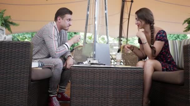 Feliz pareja de casados, hablando, riendo, tomando café y cóctel en la cafetería — Vídeos de Stock