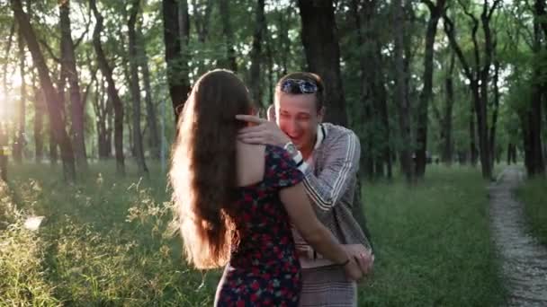 Emotioneel gelukkig lachen jonge man en vrouw rotzooien, knuffelen in Park bij zonsondergang — Stockvideo