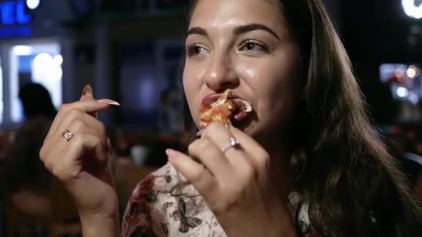 Jolie jeune femme mangeant des pizzas savoureuses, appréciant le temps seul. Femme affamée de pizza — Video