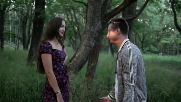 Ung kvinna och ung kille ta reda på deras relation i Park. De pratar. — Stockvideo