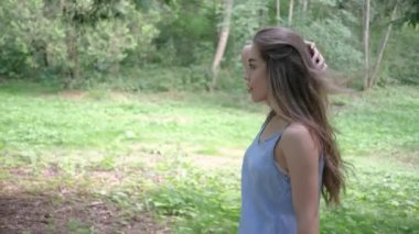 Elinde papatya buketi olan kadın yazın güçlü ve parlak saçlarını Park 'ta gösteriyor.