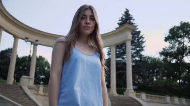 Genç ve güzel bayan turist şehrin güzel manzaralarında geziniyor.
