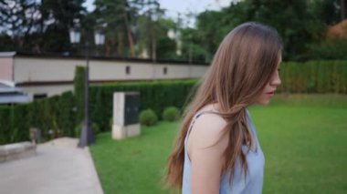 Kamera önünde poz veren güzel kadın modelin ve turistin portresi şehrin arka planında