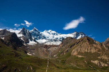 durumda Sonamarg, Jammu ve Keşmir, Hindistan Dağı'nda kar cap.