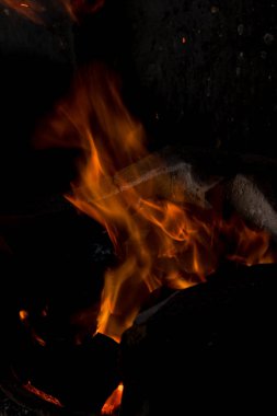Yangın alev alev alev yanan yanık