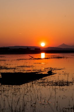 Gölün üzerinde gün doğumu.