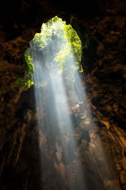 Güneş ışını mağara tutun.