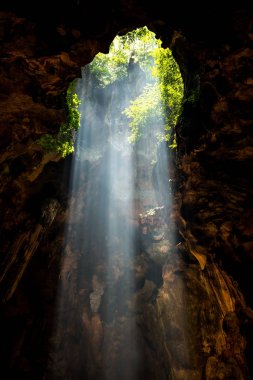 Güneş ışını mağara tutun.