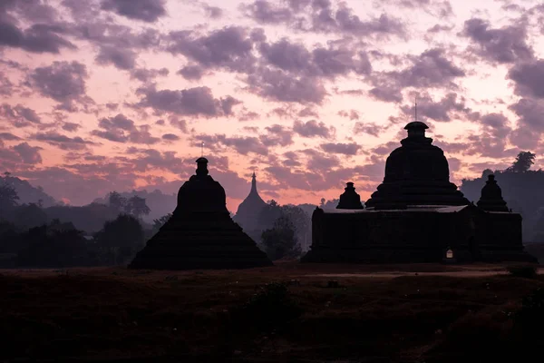 Sunrise Позаду Пагода Mrauk Янма — стокове фото