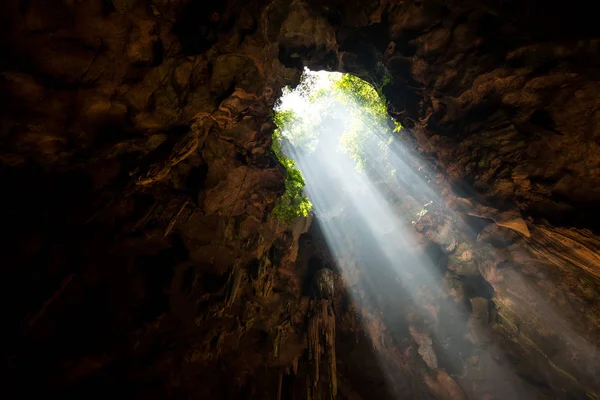 太陽の光が洞窟のホールドを — ストック写真