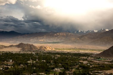 Leh kasabada kucaklama karakurum Dağları, Ladakh, Hindistan.