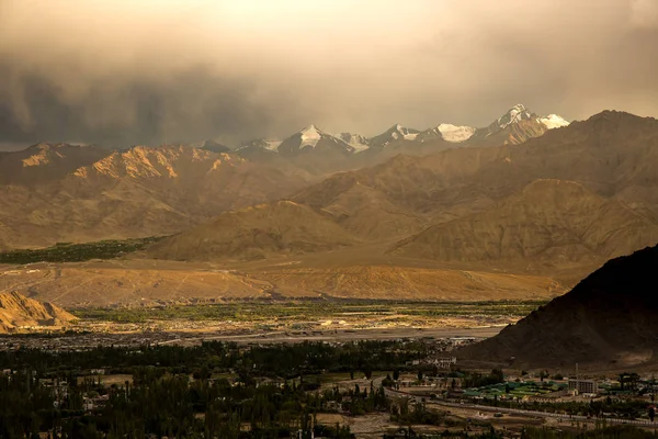 Wieczór Mieście Leh Gór Karakorum Ladakh Kaszmir — Zdjęcie stockowe