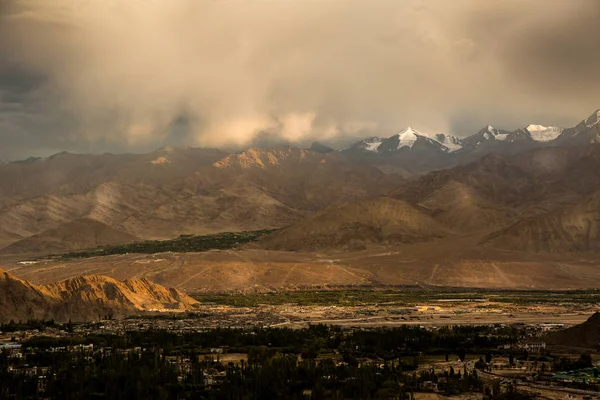 喀喇昆仑山山脉横跨巴基斯坦的边界的看法 看见从列 — 图库照片