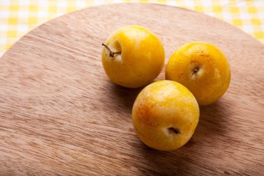 Ahşap Doğrama Kurulu arka plan üzerinde beyaz şeftali, organik meyve.