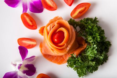 Füzyon gıda, maydanoz ve domates ile somon balığı.