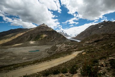 Rangdum, Hindistan kuzeyinde giderken güzel doğa Dran Drung Buzulu.