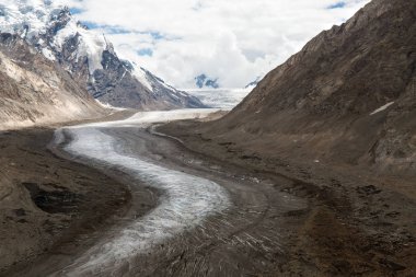 Güzel doğa Dran Drung buzul, dağ zirveleri, Zanskar, Himalayalar, Hindistan kapsayan bulutlar üzerinde.