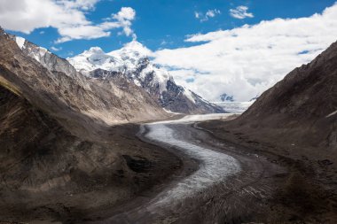 Güzel doğa Dran Drung buzul, dağ zirveleri, Zanskar, Himalayalar, Hindistan kapsayan bulutlar üzerinde.