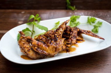 Tavuk kanadı ile baharatlı suace.