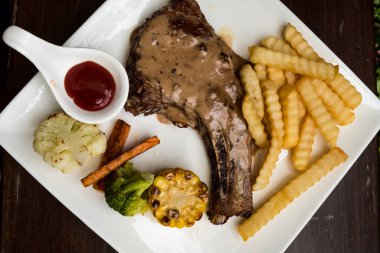 Füme domuz eti ızgara sebze ile servis.