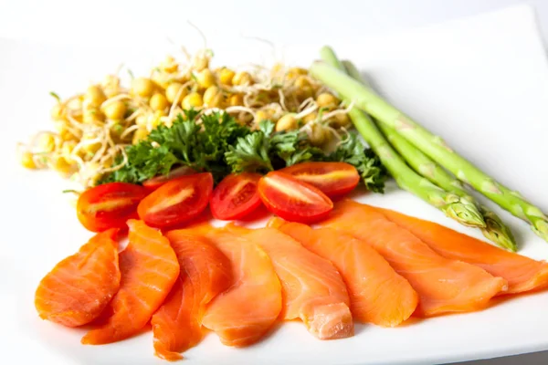 Fusion Food Sashimi Salmone Servito Con Asparagi Germogli Piselli Pomodoro — Foto Stock