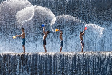 Bali, Endonezya - Haziran 10,2017: çocuklar zevk Klungkung baraj veya baraj Tukad Yeh Unda, su sıçrama oynarken.