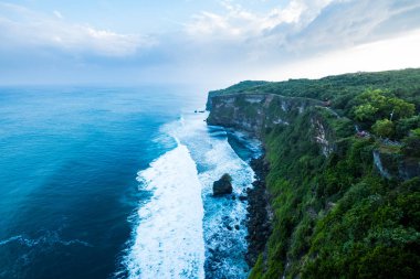 Bali, Uluwatu Tapınağı Uçurumdaki üzerinden deniz manzarası.