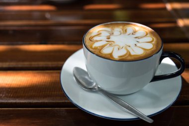 Kahve capuchino krema ve karamel ile tepesi.