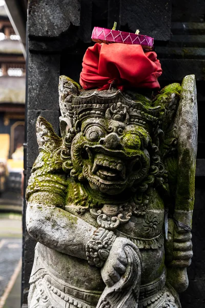 Steinstatue Und Opfergabe Auf Dem Kopf Vor Dem Tempel Bali — Stockfoto