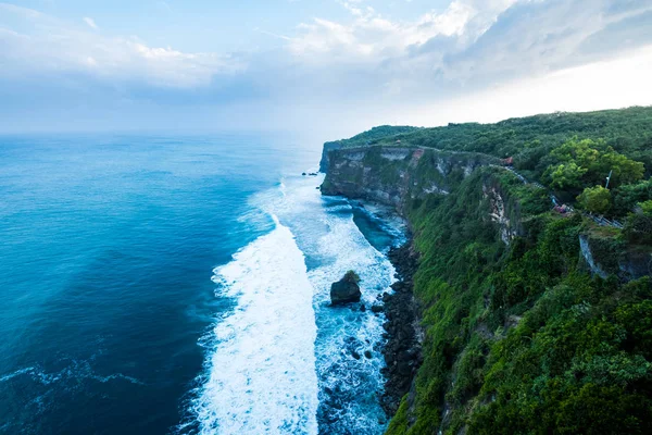 Bali Uluwatu Tapınağı Uçurumdaki Üzerinden Deniz Manzarası — Stok fotoğraf