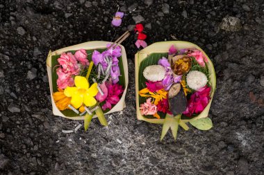 Bali dili geleneksel teklifleri çiçek ve her yerde ibadet yerine görebilirsiniz aromatik Tanrıyla.