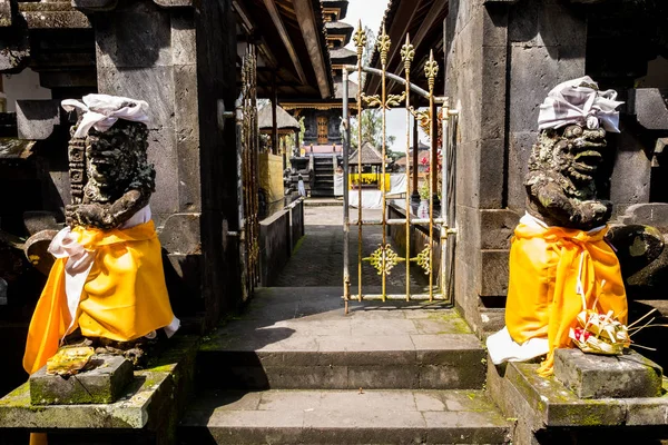 Каменная Статуя Жертвенное Приношение Голове Перед Храмом Бали — стоковое фото