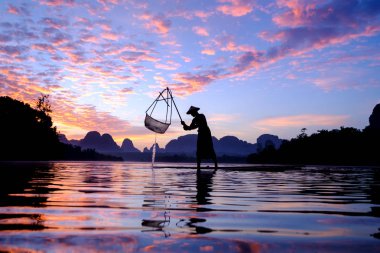 Krabi, Tayland - 23 Temmuz 2017: Balıkçı onun f.