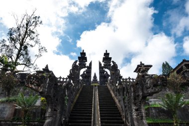 Tapınağın Pura Besakih Naga Basuki korkuluklar Ubud, Bali, Endonezya ile üst merdiven.