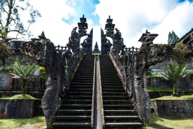 Tapınağın Pura Besakih Naga Basuki korkuluklar Ubud, Bali, Endonezya ile üst merdiven.