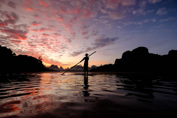 Krabi Tailândia Julho 2017 Pescador Usa Bambu Batido Superfície Água — Fotografia de Stock
