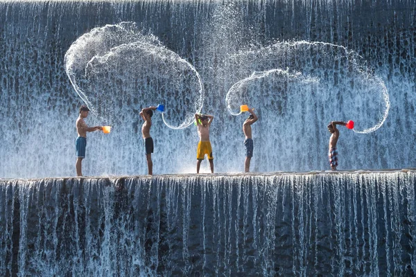 Bali Indonézia Június 2017 Gyerekek Élvezni Játszik Splash Víz Klungkung — Stock Fotó