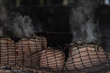 Isıtmalı pota içine dökerek sıcak metal önce.