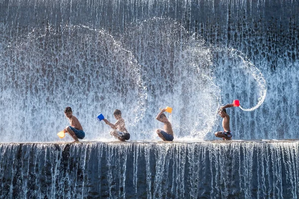 Enfants jouant éclabousser l'eau au barrage de Klungkung — Photo